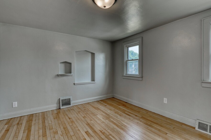 Building Photo - 2213 S 74th St