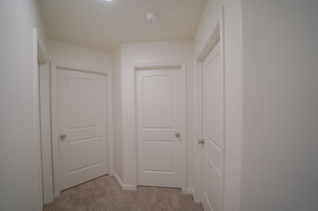 Building Photo - Remodeled 3 Bed / 2.5 Bath Townhome in Great Location