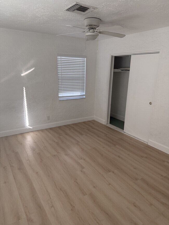 Building Photo - 923 Ivanhoe Way S