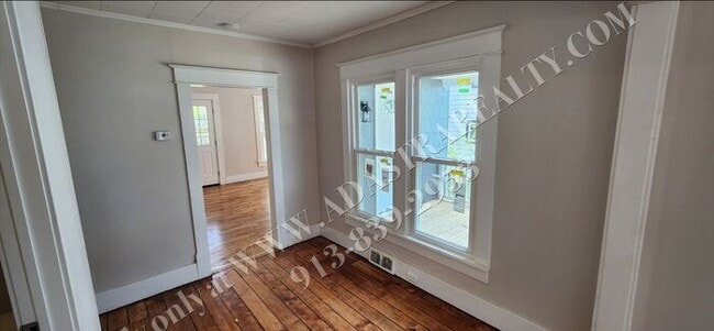 Building Photo - MOVE IN SPECIAL!! Large 2-story 4 Bed 1.5 ...