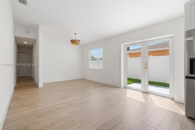 Building Photo - 102 SW 13th Ave