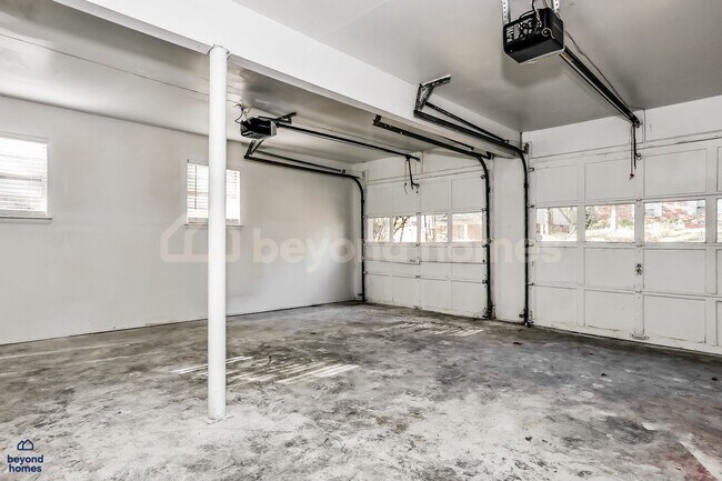Building Photo - Beautifully Modernized Home with 3 bedroom / 2 full bath and 1,846 sq feet of space!