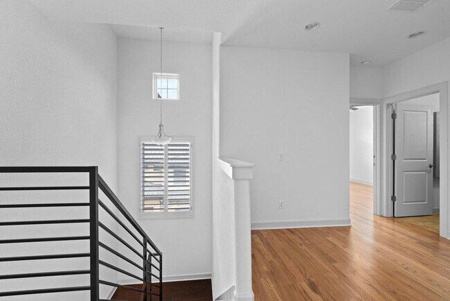 Building Photo - 6533 E Hill Dr
