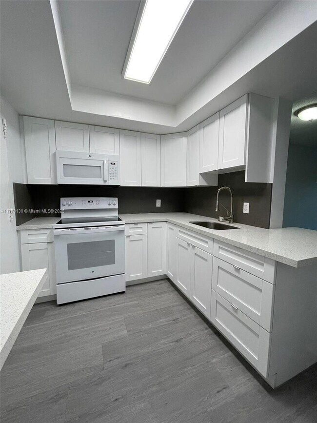 Building Photo - 1400 NE 169th St