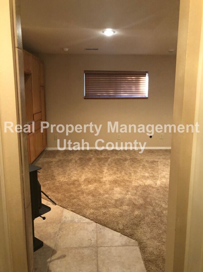 Building Photo - Spacious Lehi Home