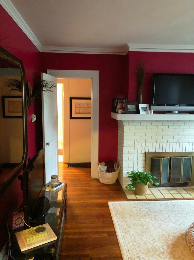 Living room - 829 Courtenay Dr NE