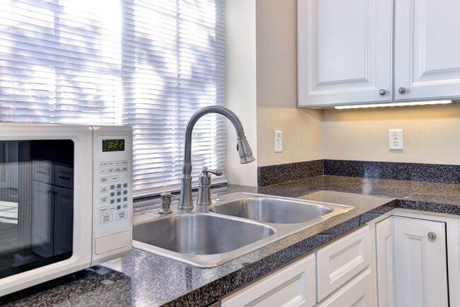 Building Photo - Updated Kiln Creek Home