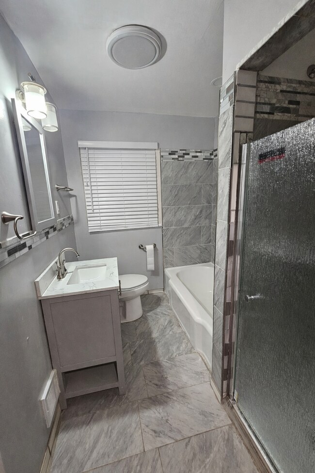 Building Photo - Fairmount