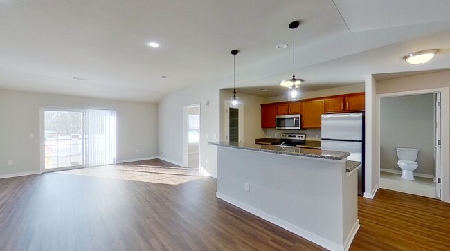 Building Photo - Like New Condo Style Upper 2 Bedroom 1 Bathroom Apartment is Available
