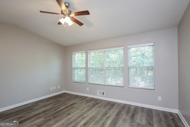 Building Photo - 5642 Riverside Dr