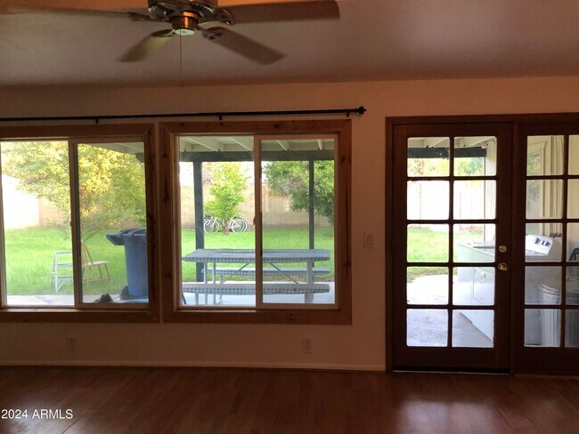 Building Photo - 335 E Solana Dr