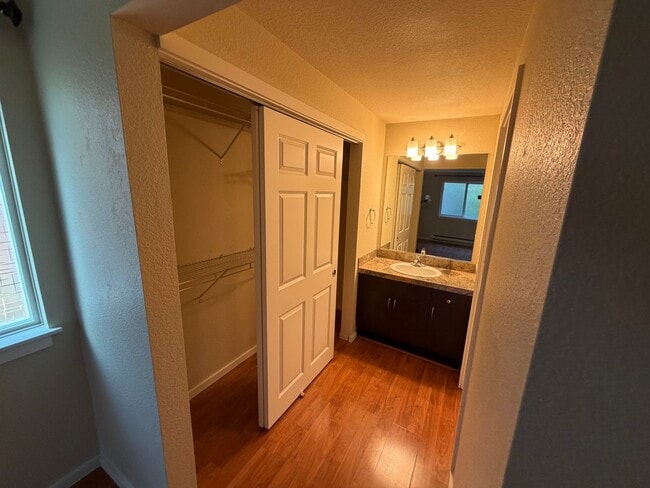 Building Photo - Bellevue/Factoria 2bd 1bath Condo for Rent!