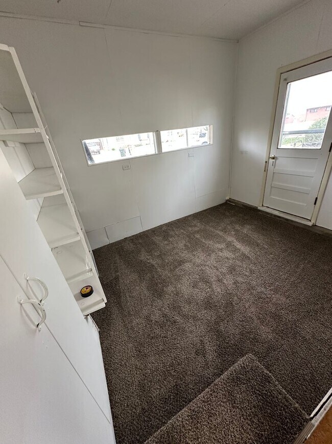 Building Photo - 3 Bedroom, 1 Bathroom House with Carport