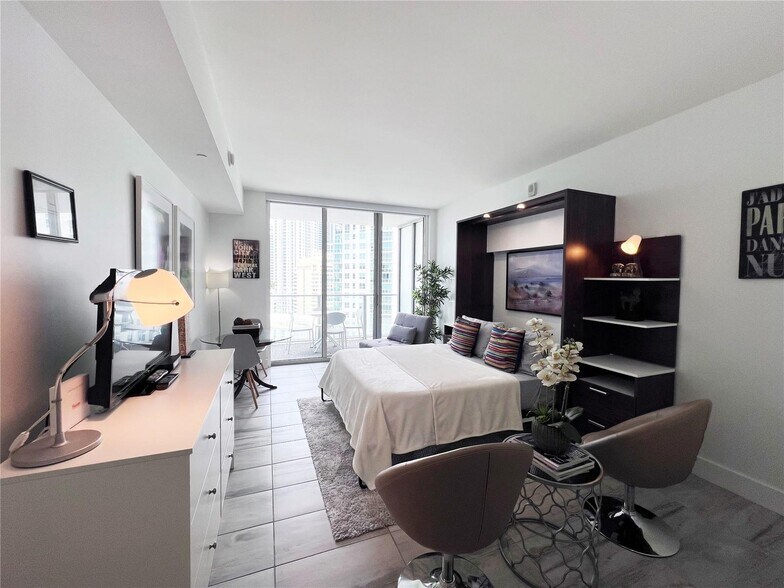 Building Photo - 1300 Brickell Bay Dr