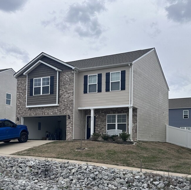 Building Photo - MUST SEE! Beautiful 3 bedroom, 2.5 bath 2 story home with fenced back yard! $2400 per month