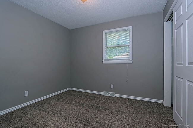 Building Photo - House Close To Campus!