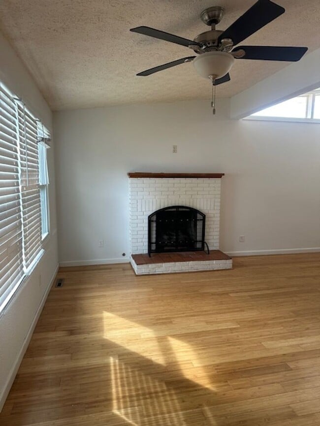 Building Photo - Updated Mid-Century Modern house in South Springfield