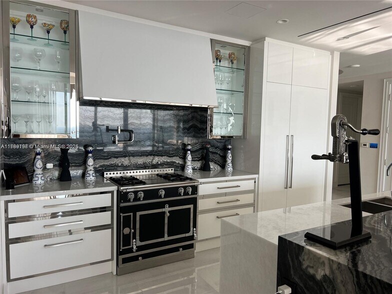 Building Photo - 17901 Collins Ave