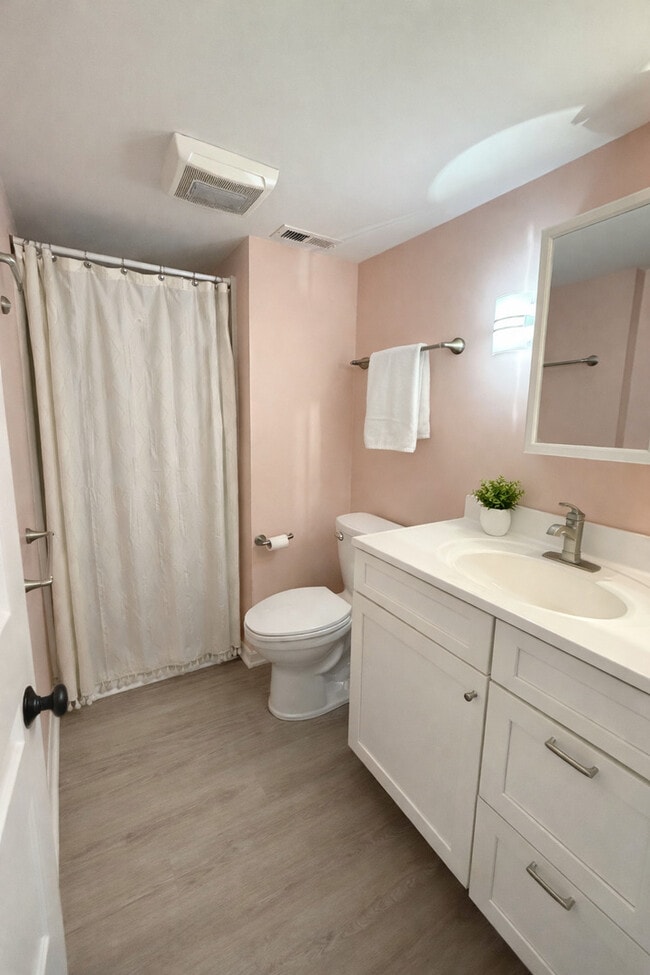 Building Photo - 816 Fargo Blvd