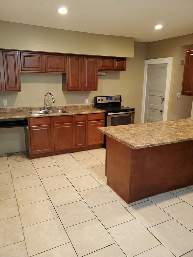 Kitchen - 76 Ridge St