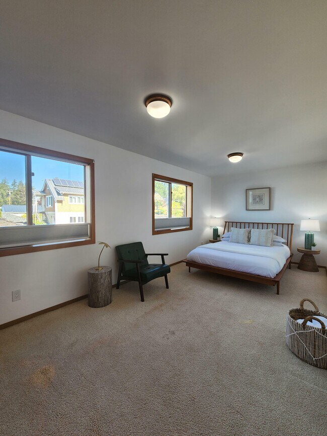 Building Photo - 19118 Soundview Dr NW