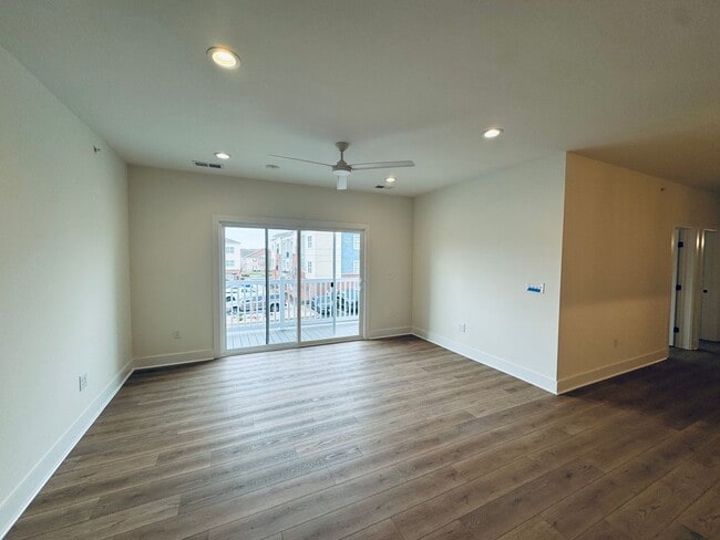 Building Photo - THE CROWN AT CORNERSTONE - EXTRA LARGE UNIT