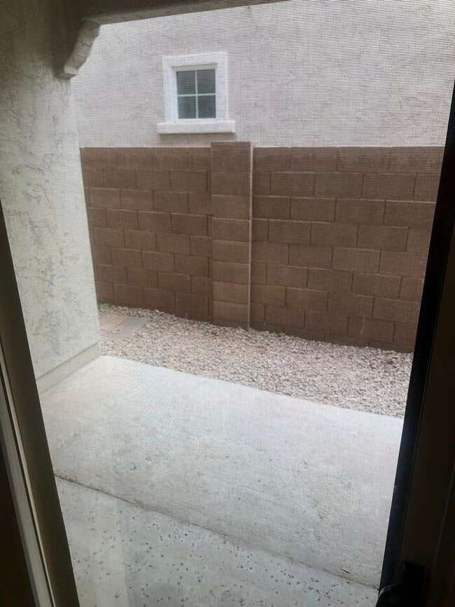 Building Photo - 4-bedroom and loft in the Willows with com...