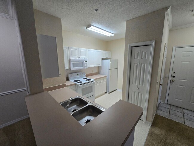 Building Photo - 2 bedroom, 2 bath For Rent Tampa Palms Area!