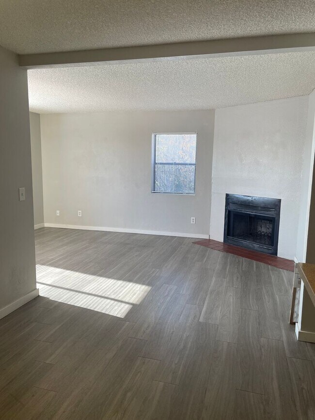Building Photo - Lovely 2 Bedroom 1  Bath with Fireplace! M...