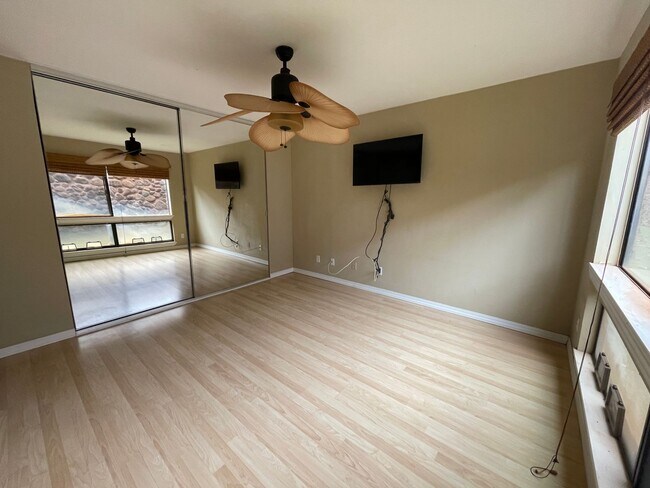 Building Photo - Unfurnished One Bedroom Available Immediately!