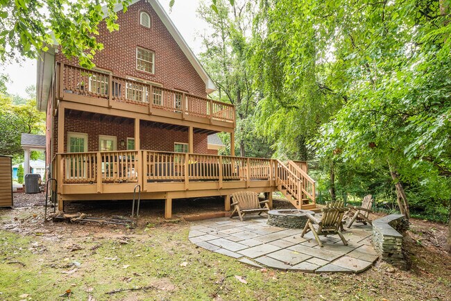 Building Photo - 6351 Lakewood Dr