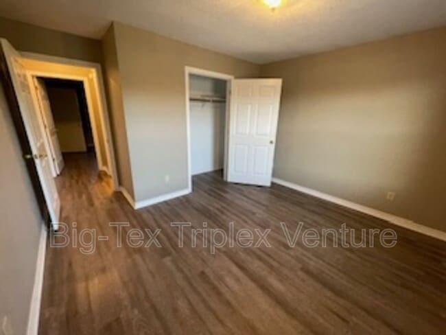 Building Photo - 265 N Pecan St