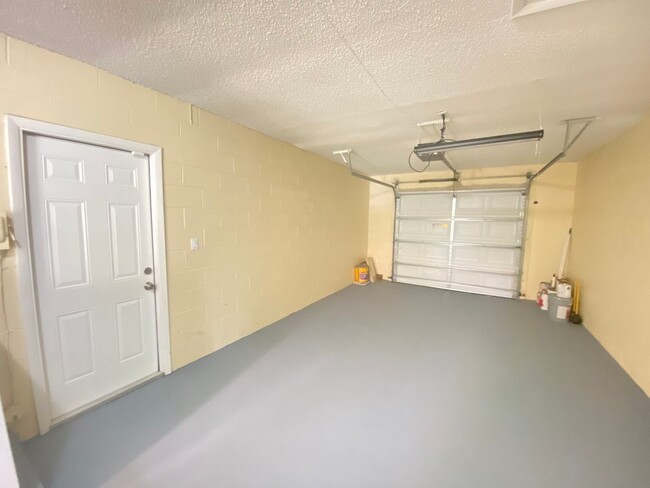 Building Photo - 3 Bed / 2 bath / 1 Car Garage Home with La...