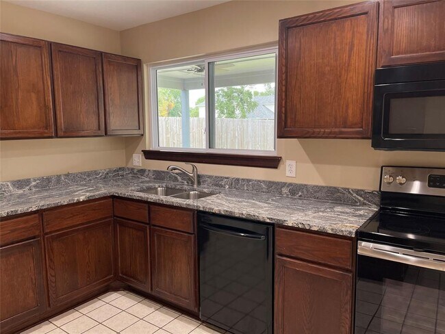 Building Photo - 2528 Sawyer Dr