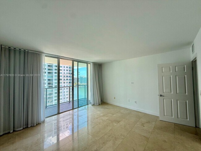 Building Photo - 1155 Brickell Bay Dr