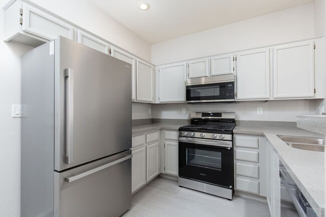 Building Photo - NW townhome with 2 car garage in gated community.