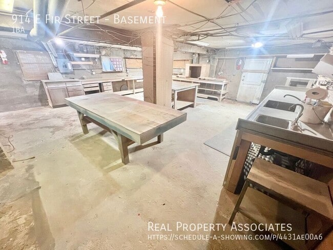 Building Photo - 914 E Fir St