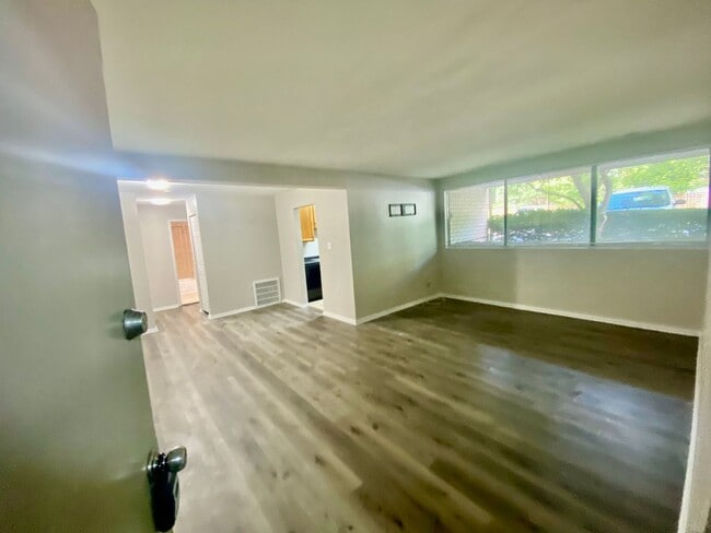 Building Photo - 1 bedroom-  NEW PAINT youtube video https:...