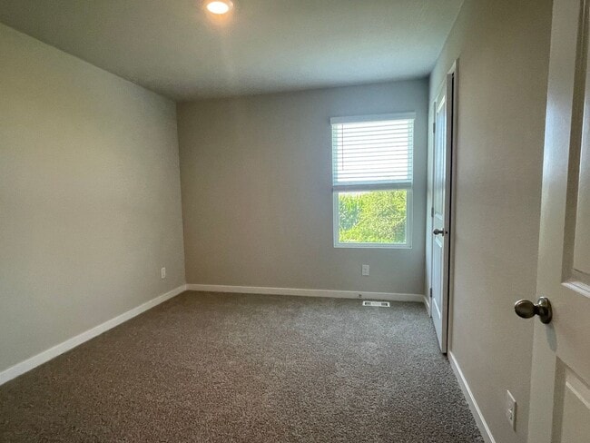 Building Photo - Beautiful 3 bed, 2 bath townhome $2200