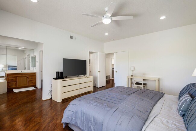 Building Photo - 270 Vista Royale Cir E