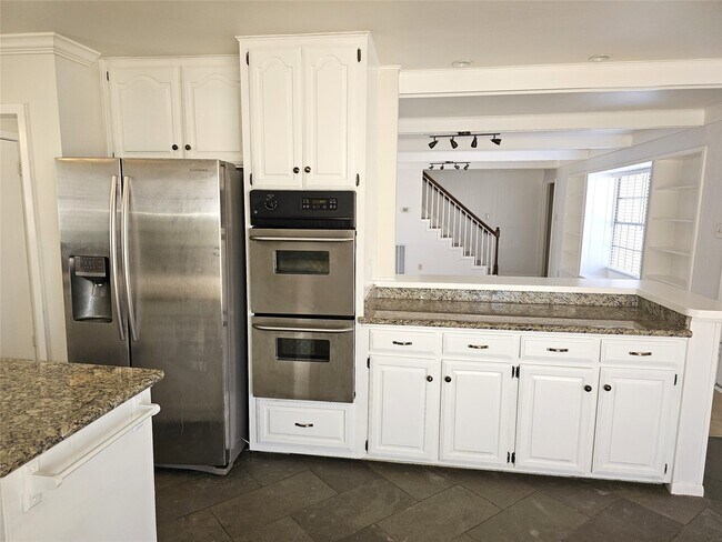 Building Photo - 347 Forest Lake Dr