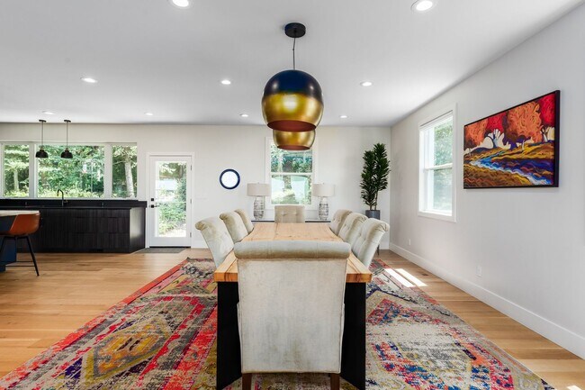 Building Photo - Stunning 5-Bedroom Modern Home with Panora...