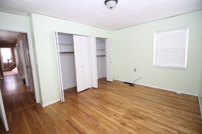 Building Photo - Adorable 3bdrm Downtown Bungalow