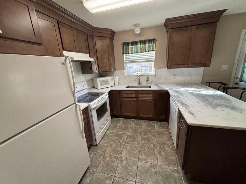 Building Photo - 211 Greenbriar Dr