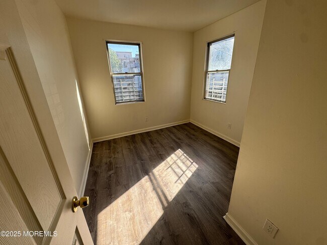 Building Photo - 724 Cortlandt St