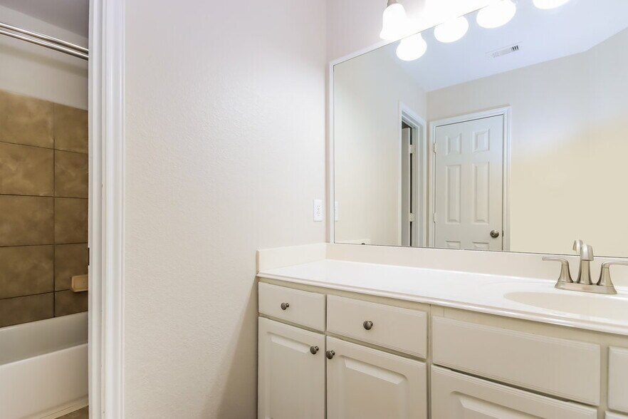 Building Photo - 16779 Warbler Dr