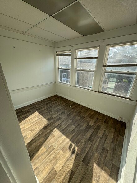 Building Photo - 6208 N Artesian Ave