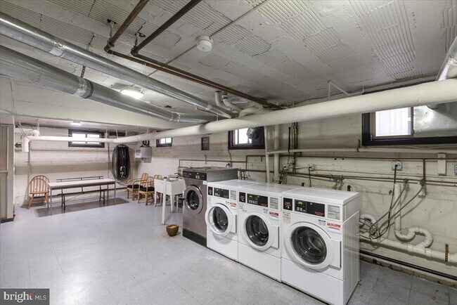 Building Photo - 1301 Longfellow St NW