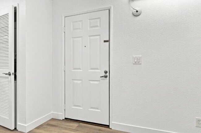 Building Photo - 2695 Somerset Park Cir
