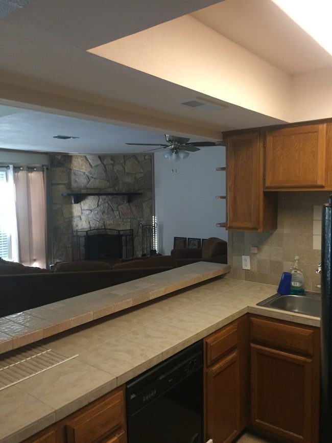 Building Photo - 200 Free Rein